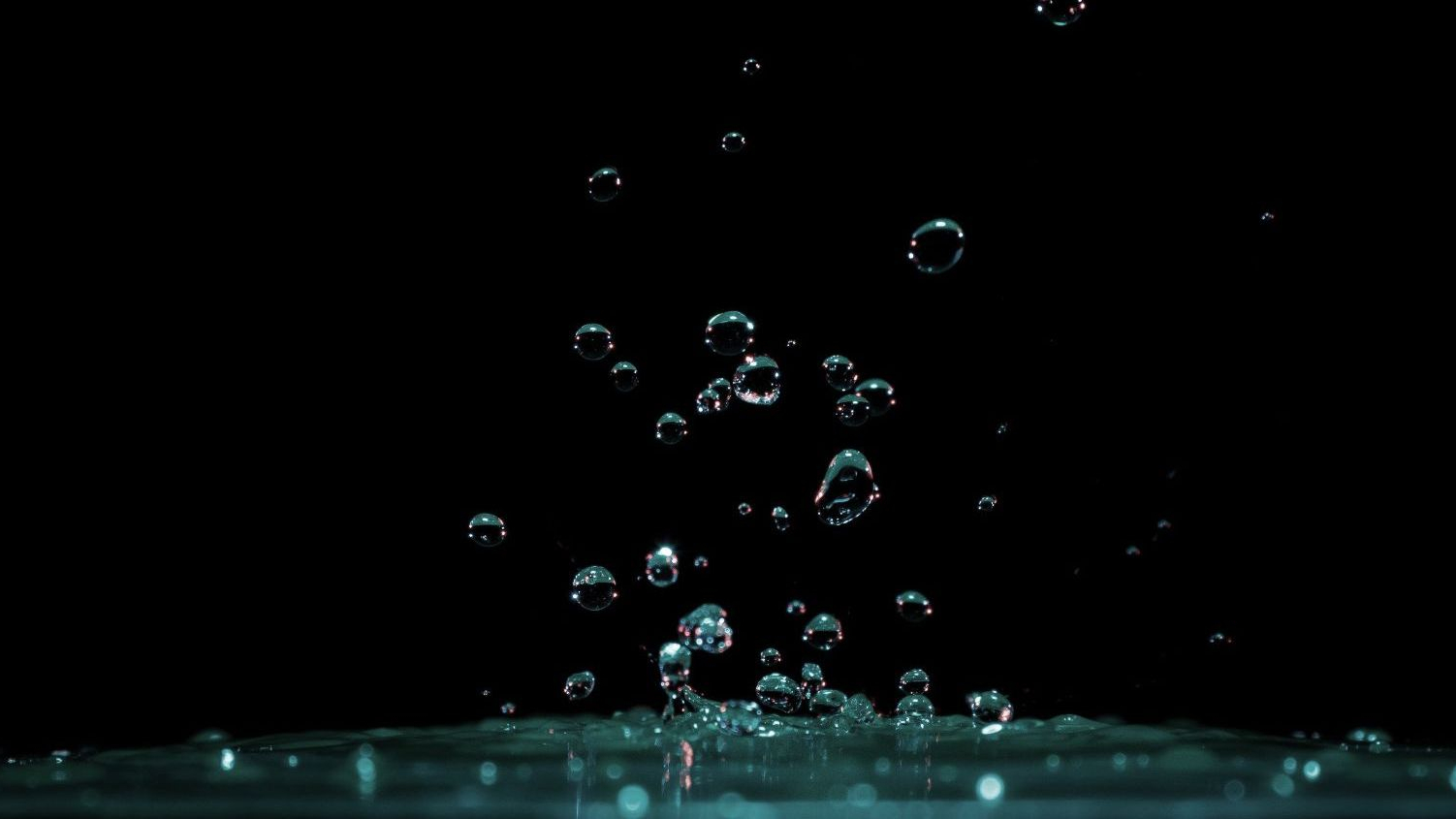 Туман везде поднимается вода пузырьками садится. Пузыри под водой. Вода на черном фоне. Брызги воды. Пузырьки на черном фоне.