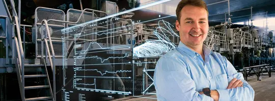 Persona en una instalación industrial con un panel digital de supervisión de procesos que visualiza datos de producción.